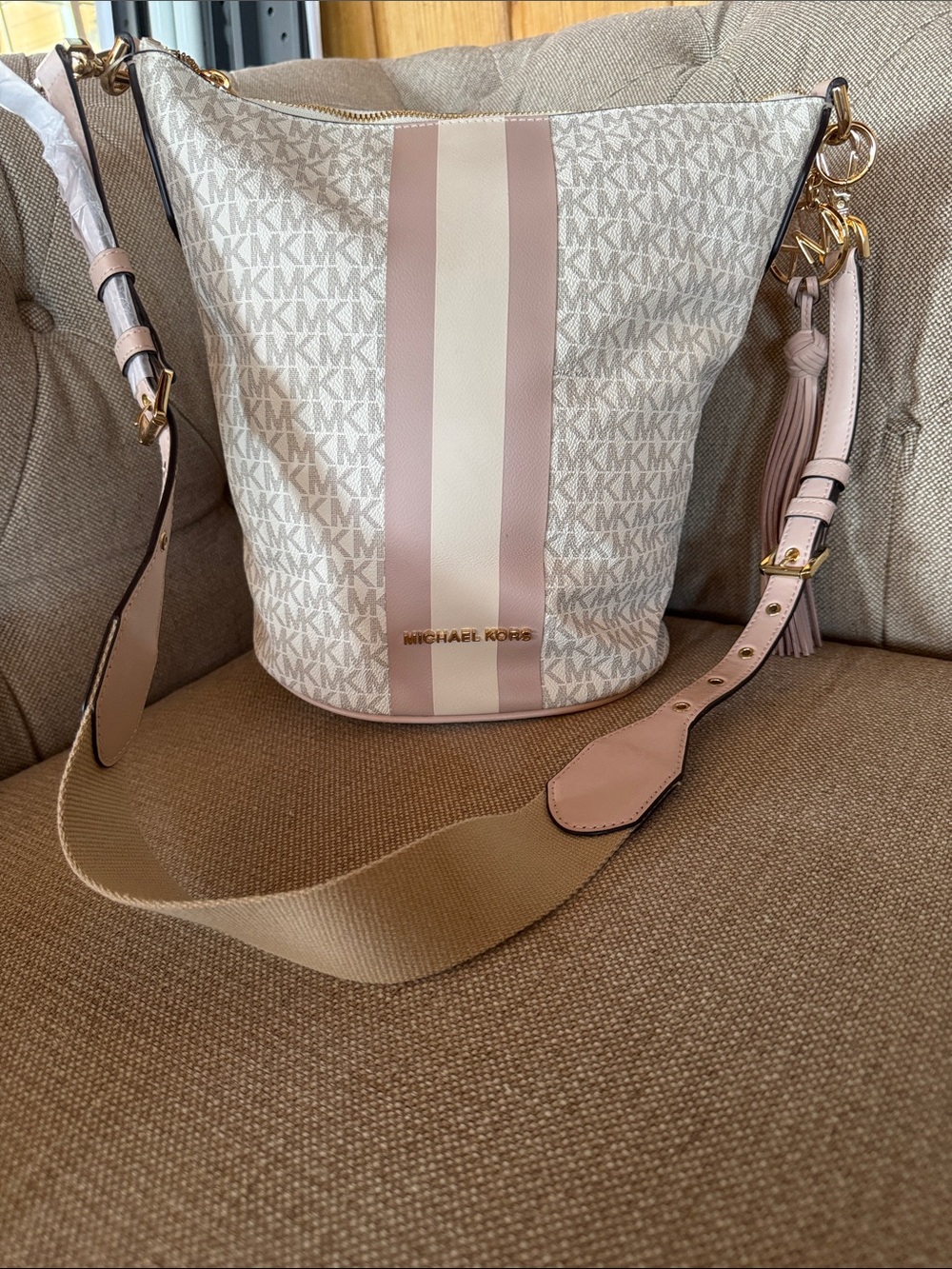 BNWT Michael Kors Cream & Pink Signature Stripe Bucket Shoulder Bag